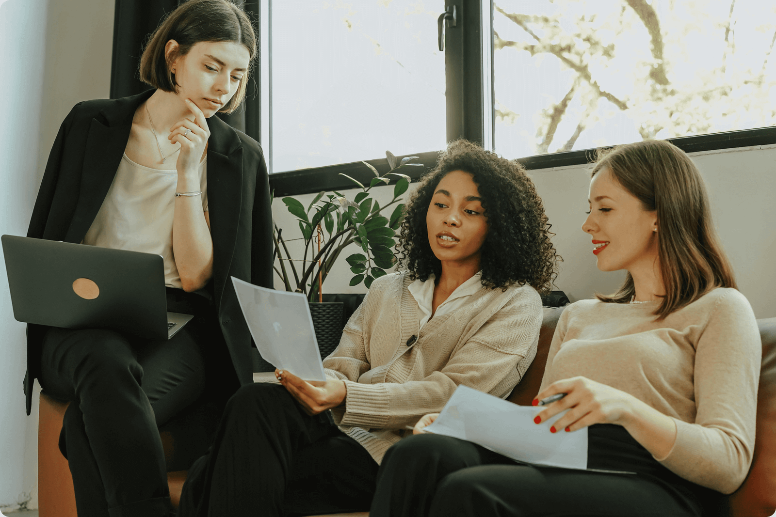 pessoas reunidas na frente do computador